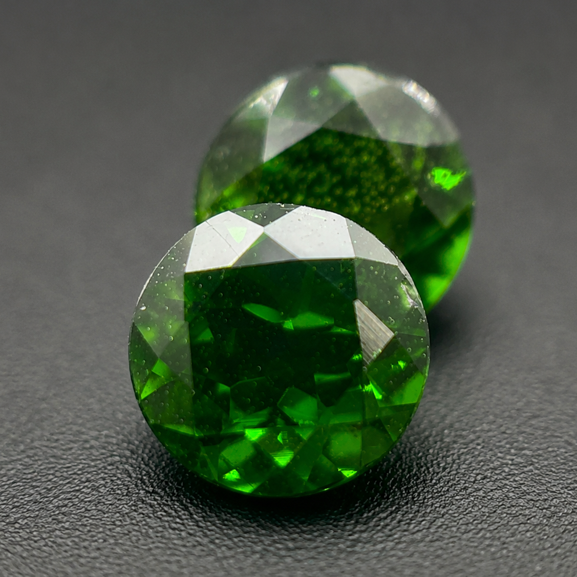 Cromodiopside Naturale Tondi 2.05ct – Gemma Verde Siberiana per Gioielleria