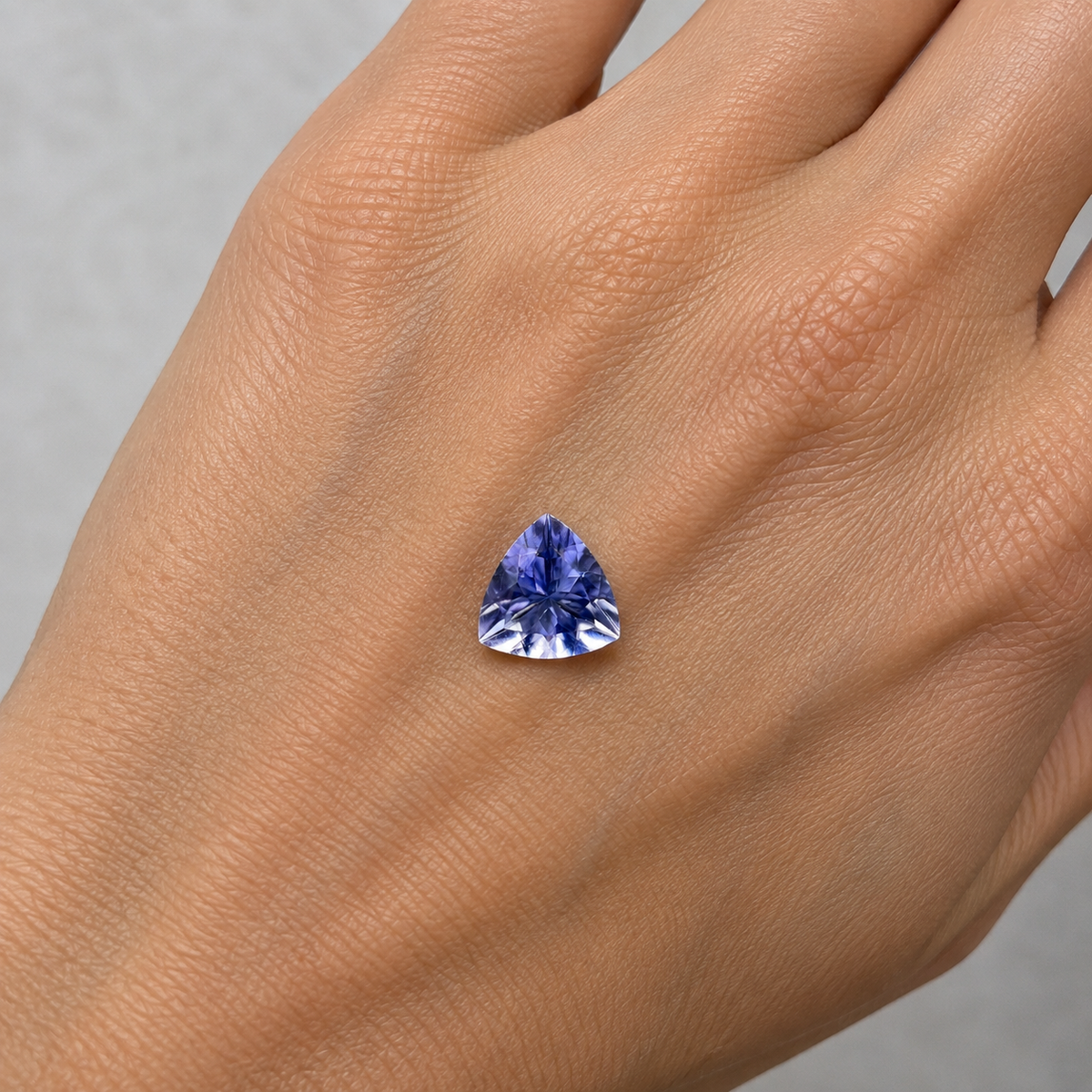 Iolite Naturale Trillion 1.55ct – Gemma Viola Pleocroica per Gioielleria