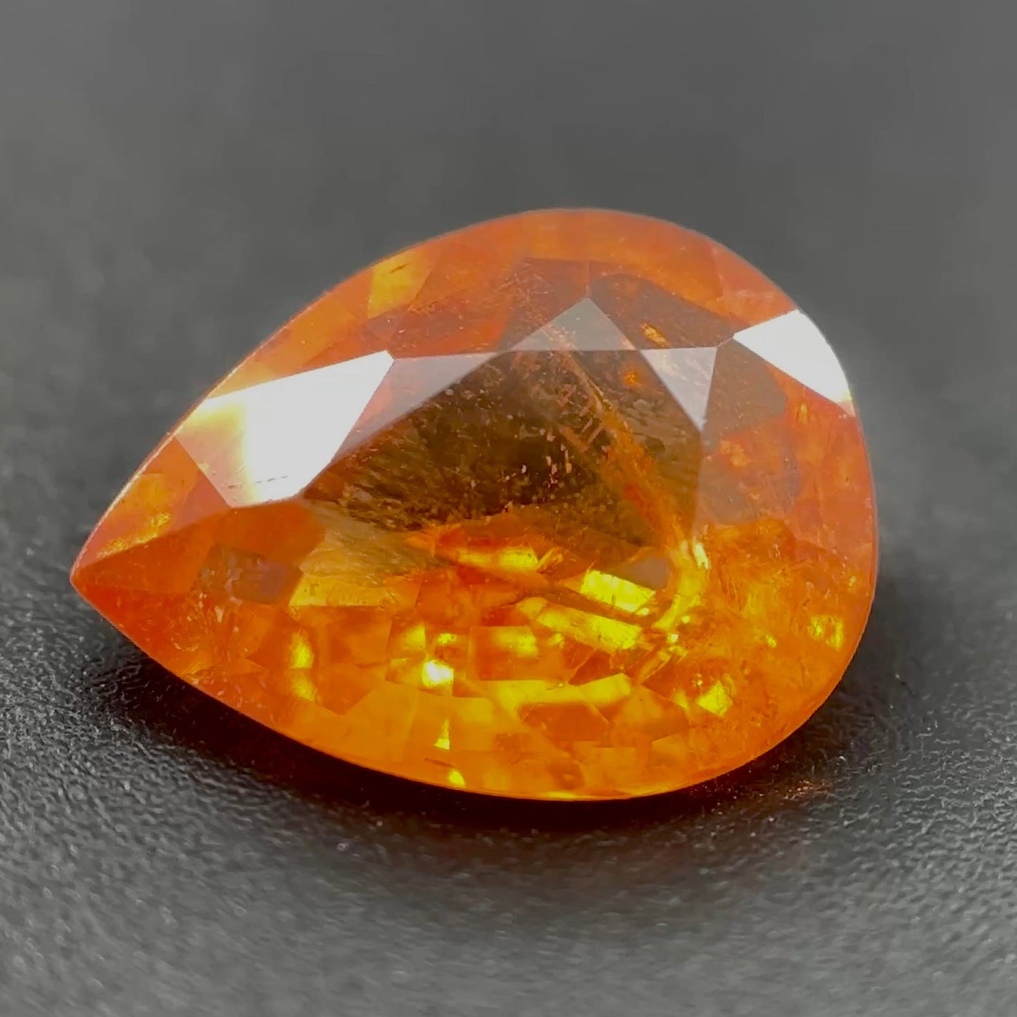 Spessartite Naturale Goccia 2.10ct – Granato Arancio Fuoco per Alta Gioielleria