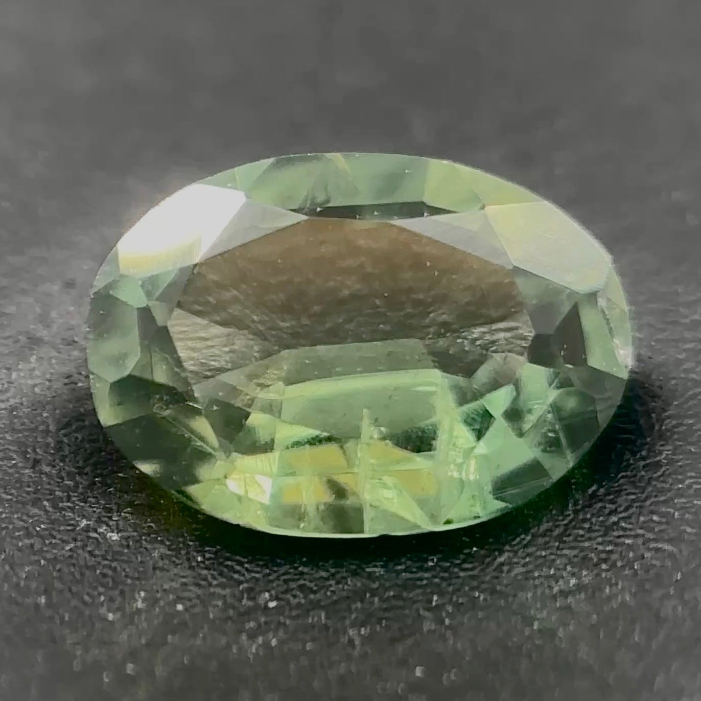 Zaffiro Verde Naturale Ovale 0.60ct – Pietra Preziosa per Alta Gioielleria