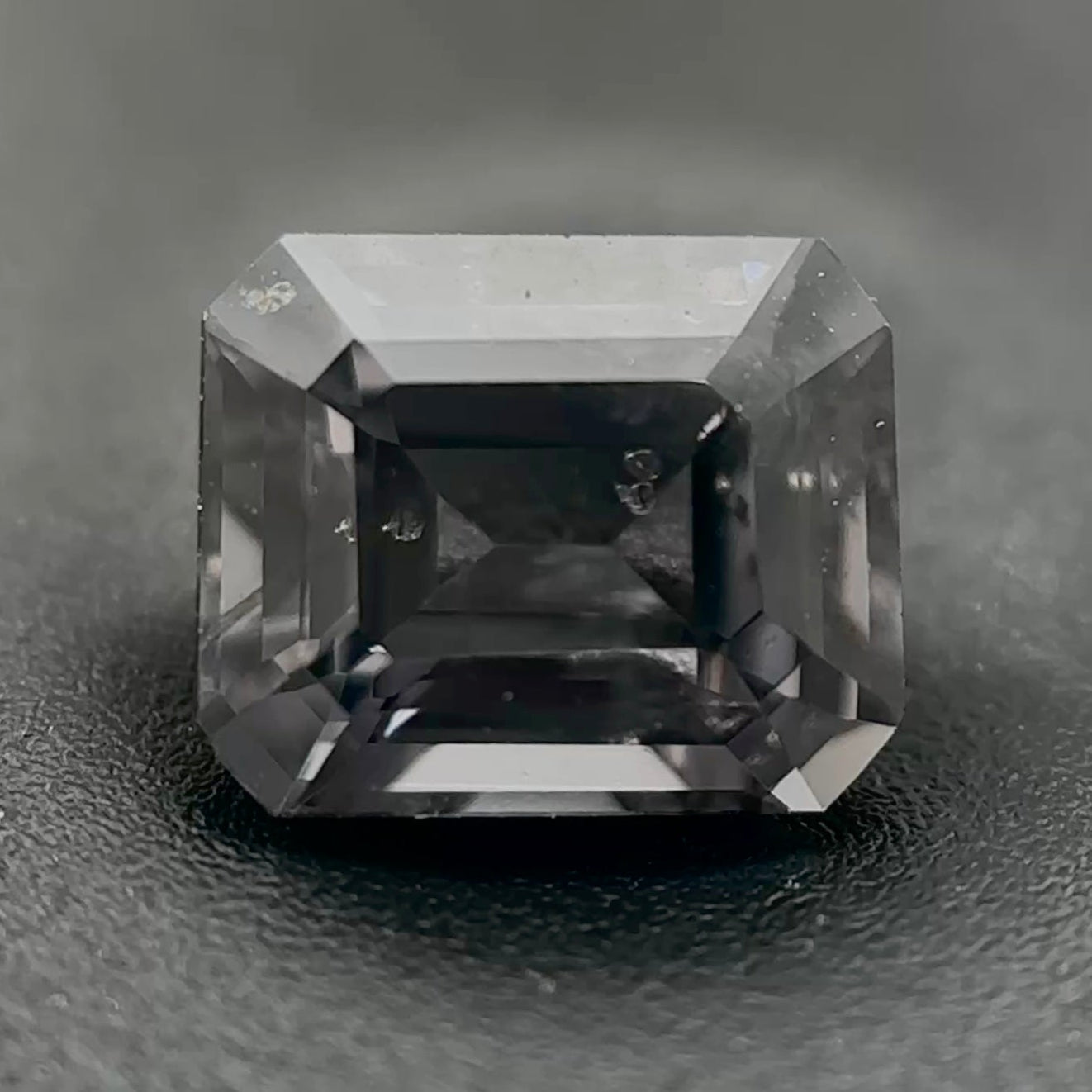 Spinello Grigio Naturale Ottagono 0.95ct – Gemma Rara per Alta Gioielleria