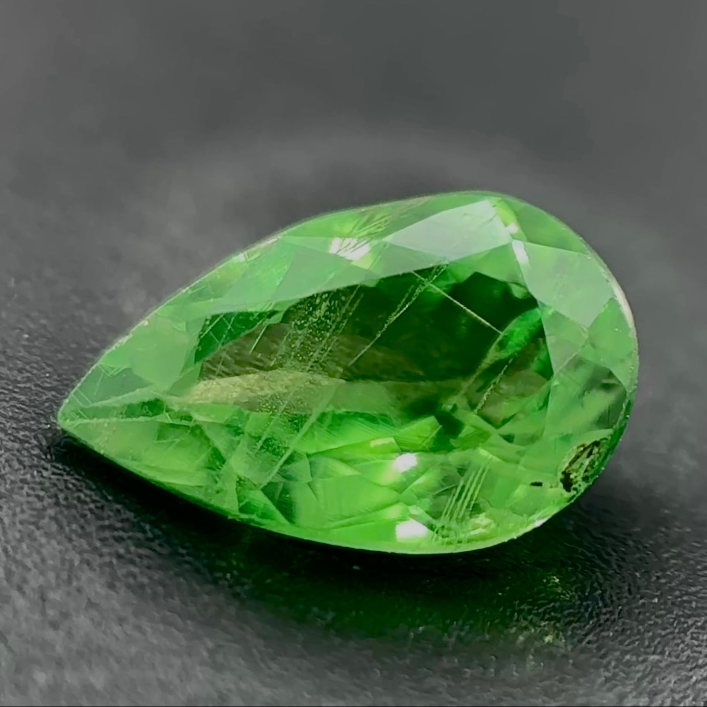 Tsavorite Naturale Goccia 1.15ct – Gemma Rara Verde per Gioielleria