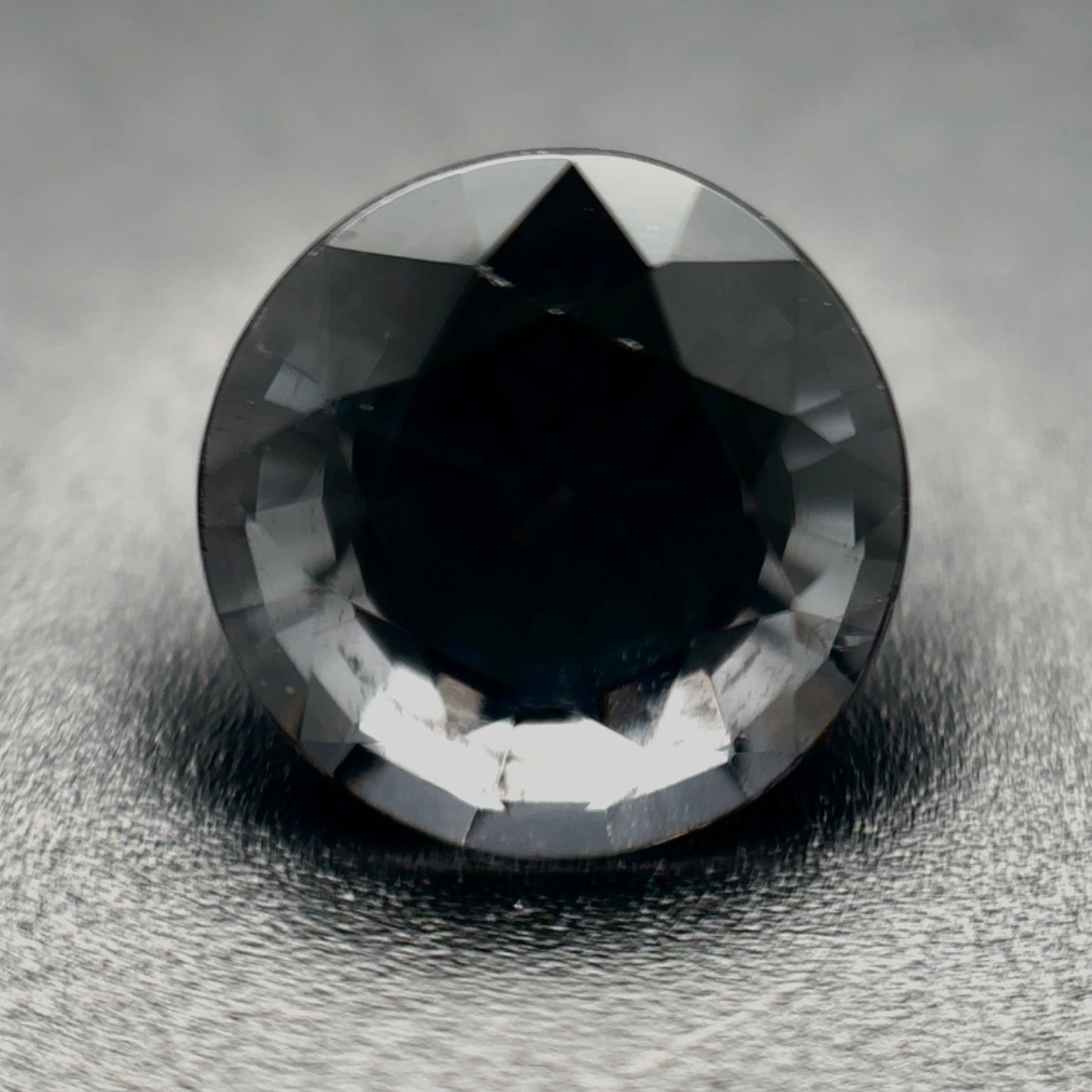 Spinello Grigio Naturale Tondo 1.75ct – Gemma Rara per Alta Gioielleria