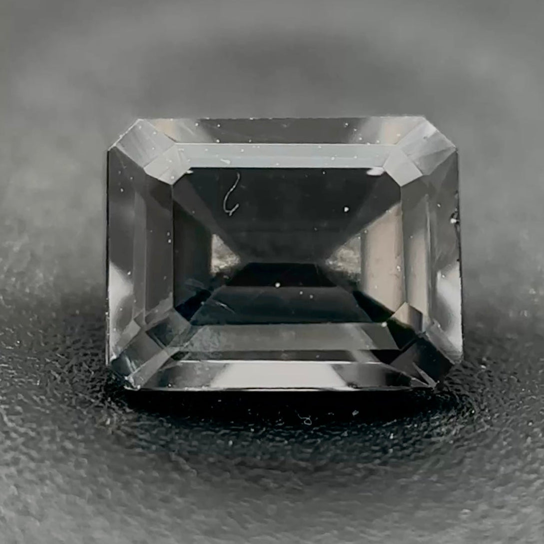 Spinello Grigio Naturale Ottagono 0.60ct – Gemma Rara per Alta Gioielleria