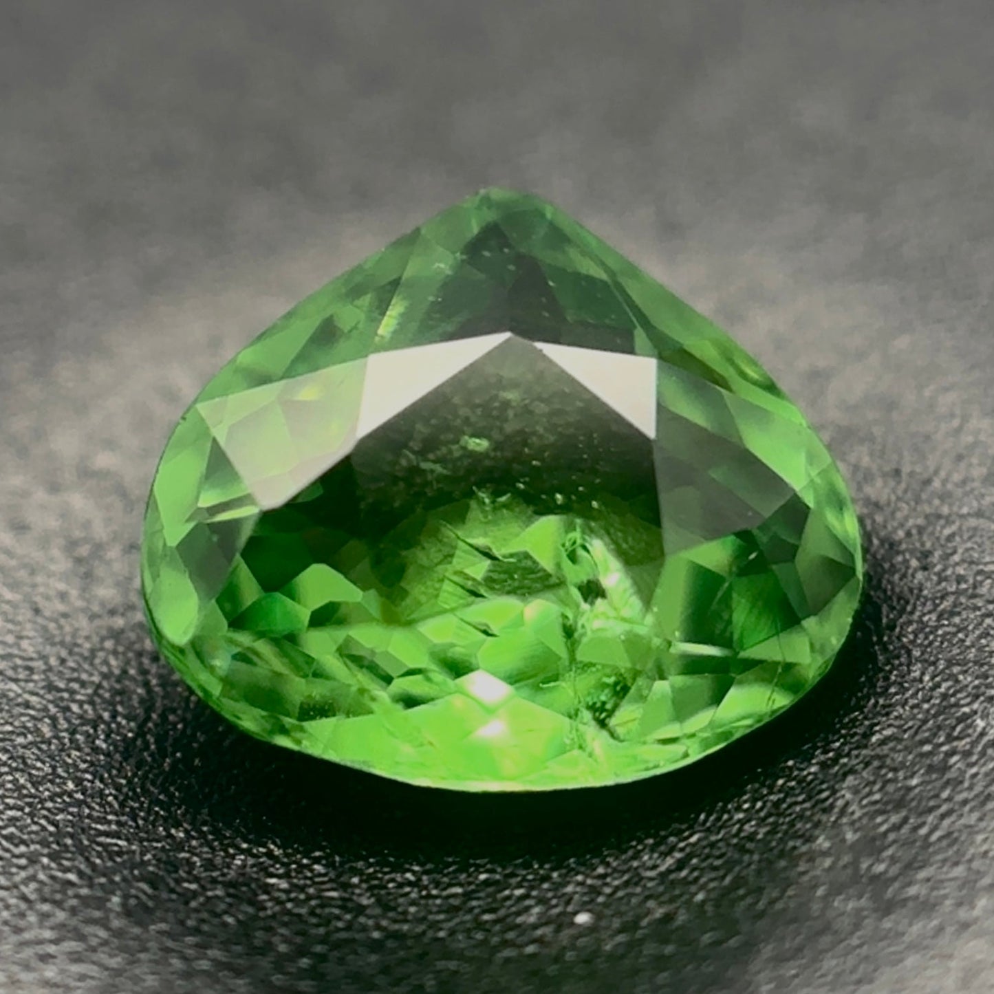 Tsavorite Naturale Goccia 0.90ct – Gemma Rara Verde per Gioielleria