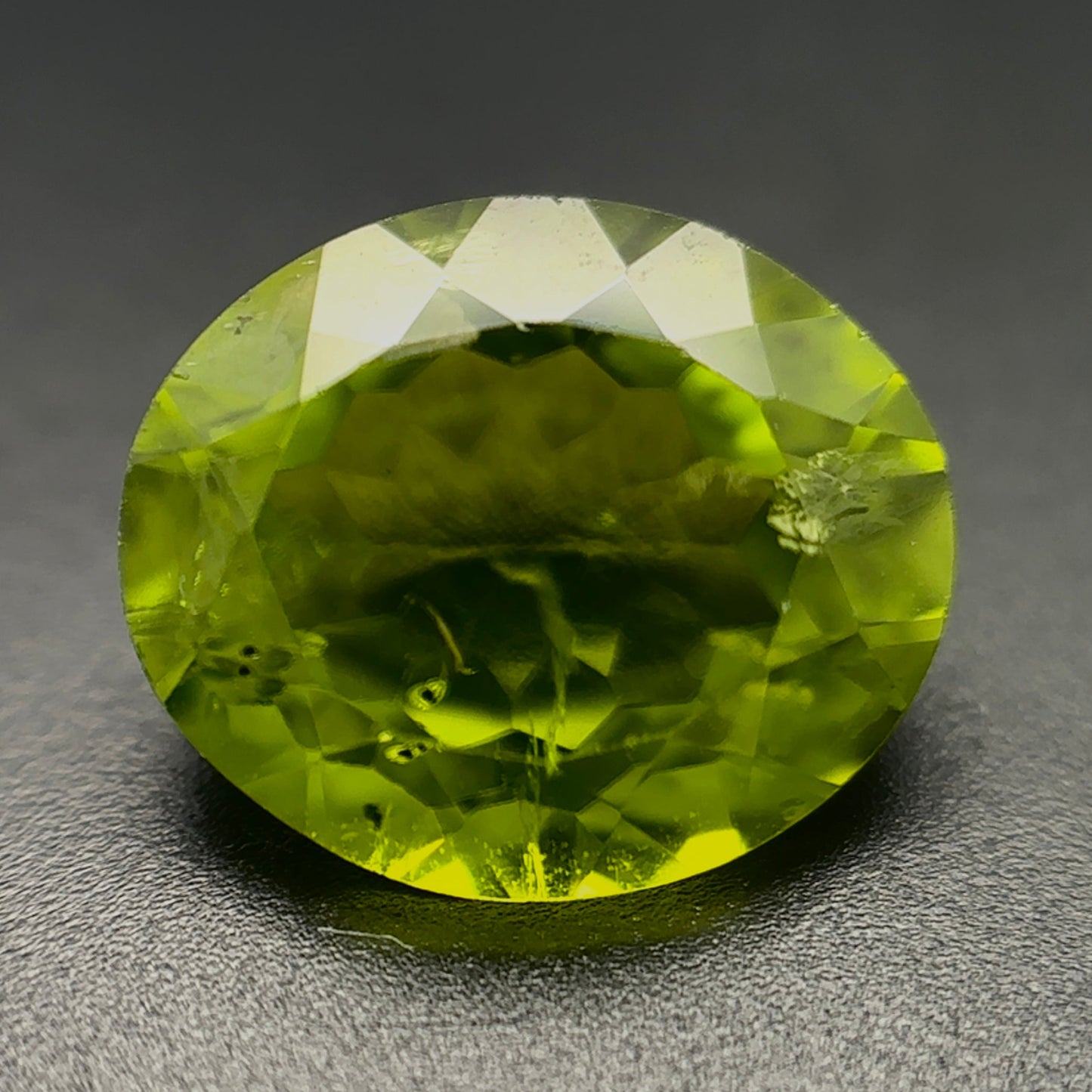 Peridot Naturale Ovale 7.40ct – Pietra Preziosa Verde per Alta Gioielleria