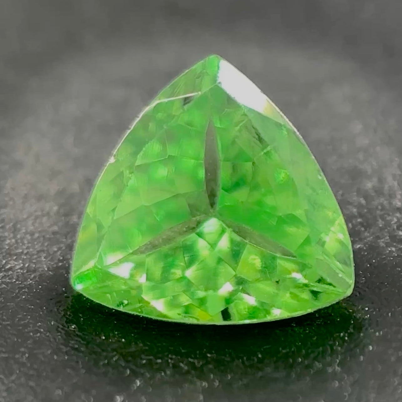 Tsavorite Naturale Trillion 0.50ct – Gemma Rara Verde per Gioielleria