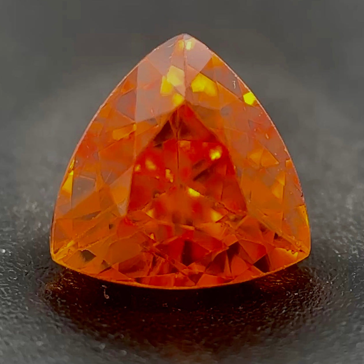 Spessartite Naturale Trillion 1.10ct – Granato Arancio Fuoco per Alta Gioielleria