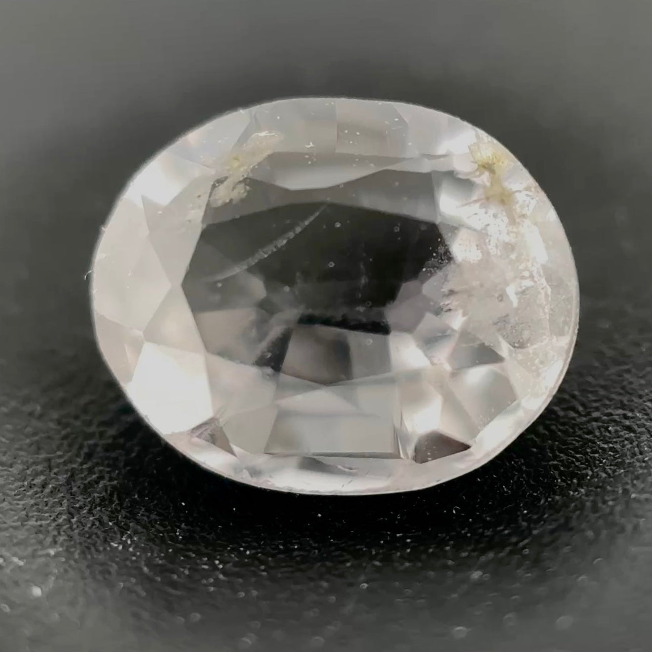 Spinello Grigio Naturale Ovale 0.80ct – Gemma Rara per Alta Gioielleria