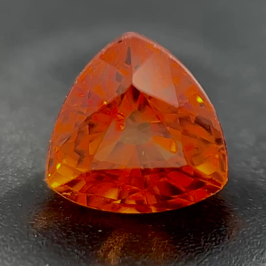 Spessartite Naturale Trillion 1.15ct – Granato Arancio Fuoco per Alta Gioielleria