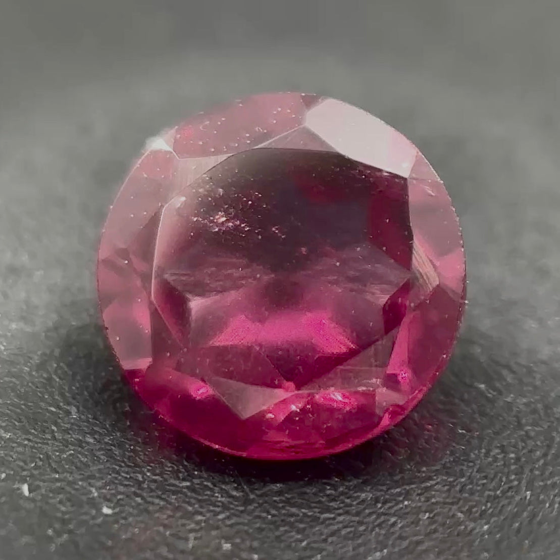 Spinello Rosso Naturale Tondo 0.60ct – Gemma Rara per Alta Gioielleria