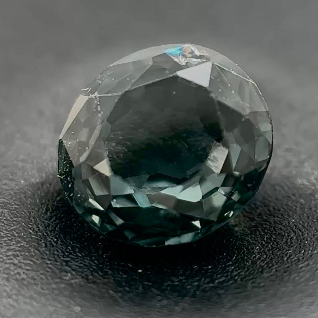 Spinello Grigio Naturale Ovale 0.95ct – Gemma Rara per Alta Gioielleria
