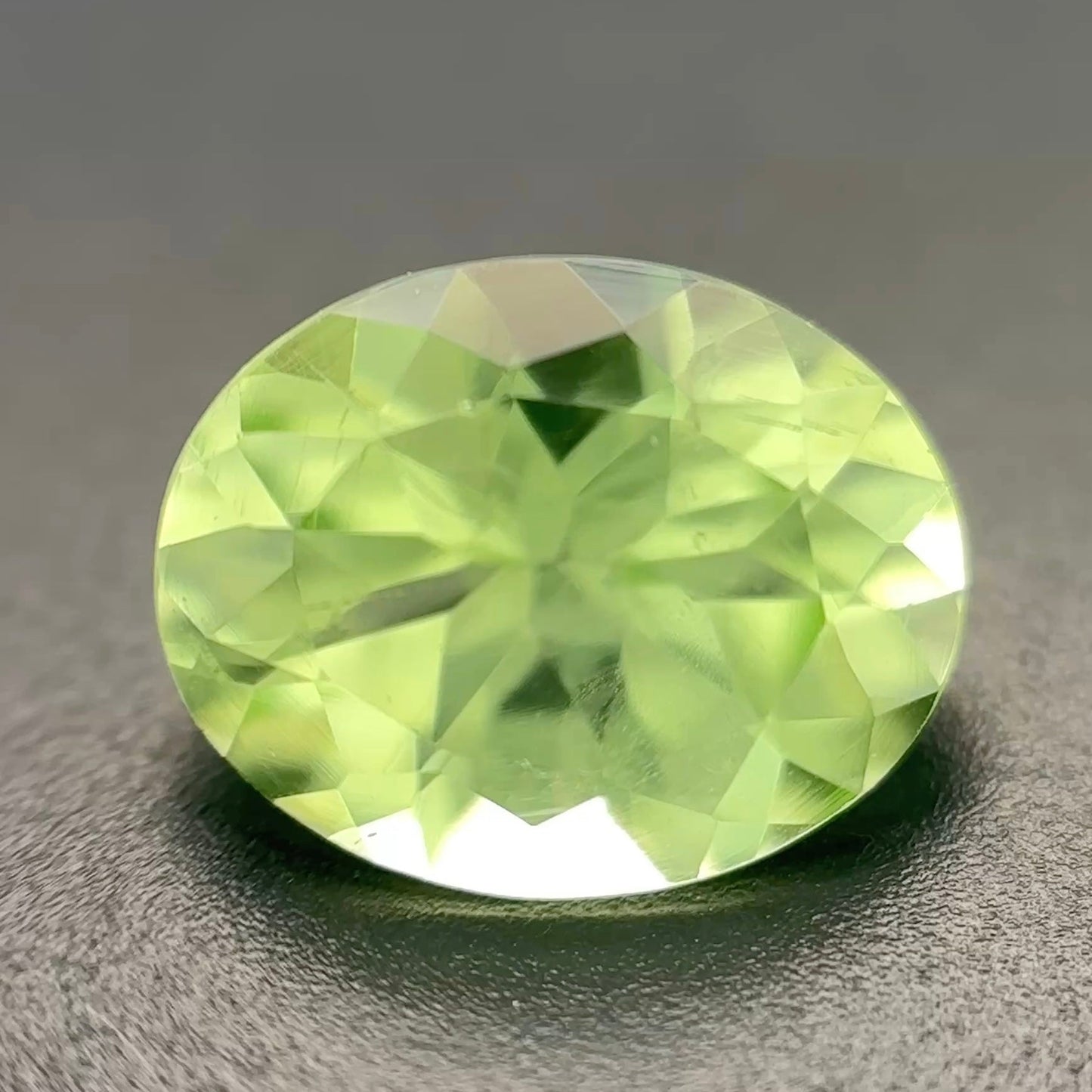 Peridot Lime Naturale Ovale 2.70ct – Pietra Preziosa Verde per Gioielleria