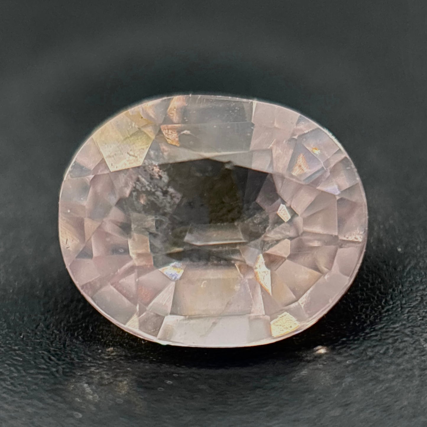 Spinello Bianco Naturale Ovale 0.70ct – Gemma Rara per Alta Gioielleria