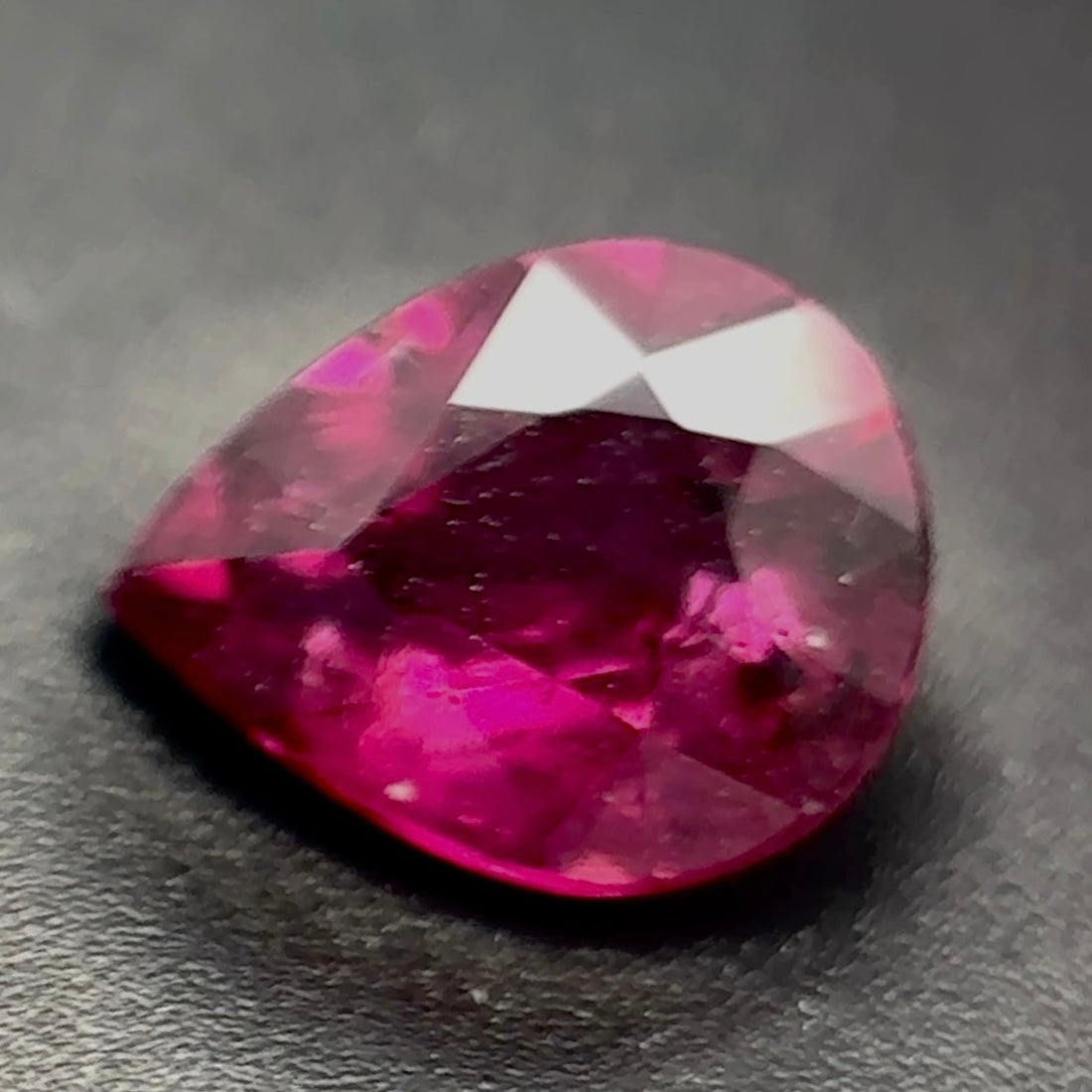 Rodolite Naturale Goccia 1.45ct – Granato Porpora per Alta Gioielleria
