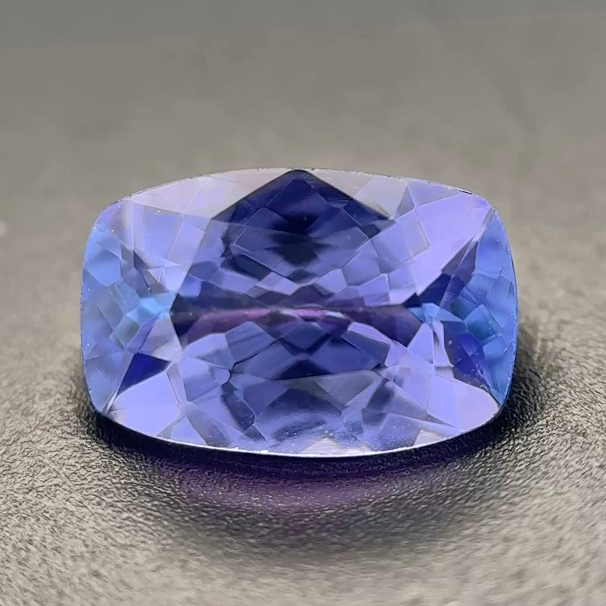 Tanzanite Naturale Cushion 1.25ct – Gemma Rara Blu-Viola per Gioielleria