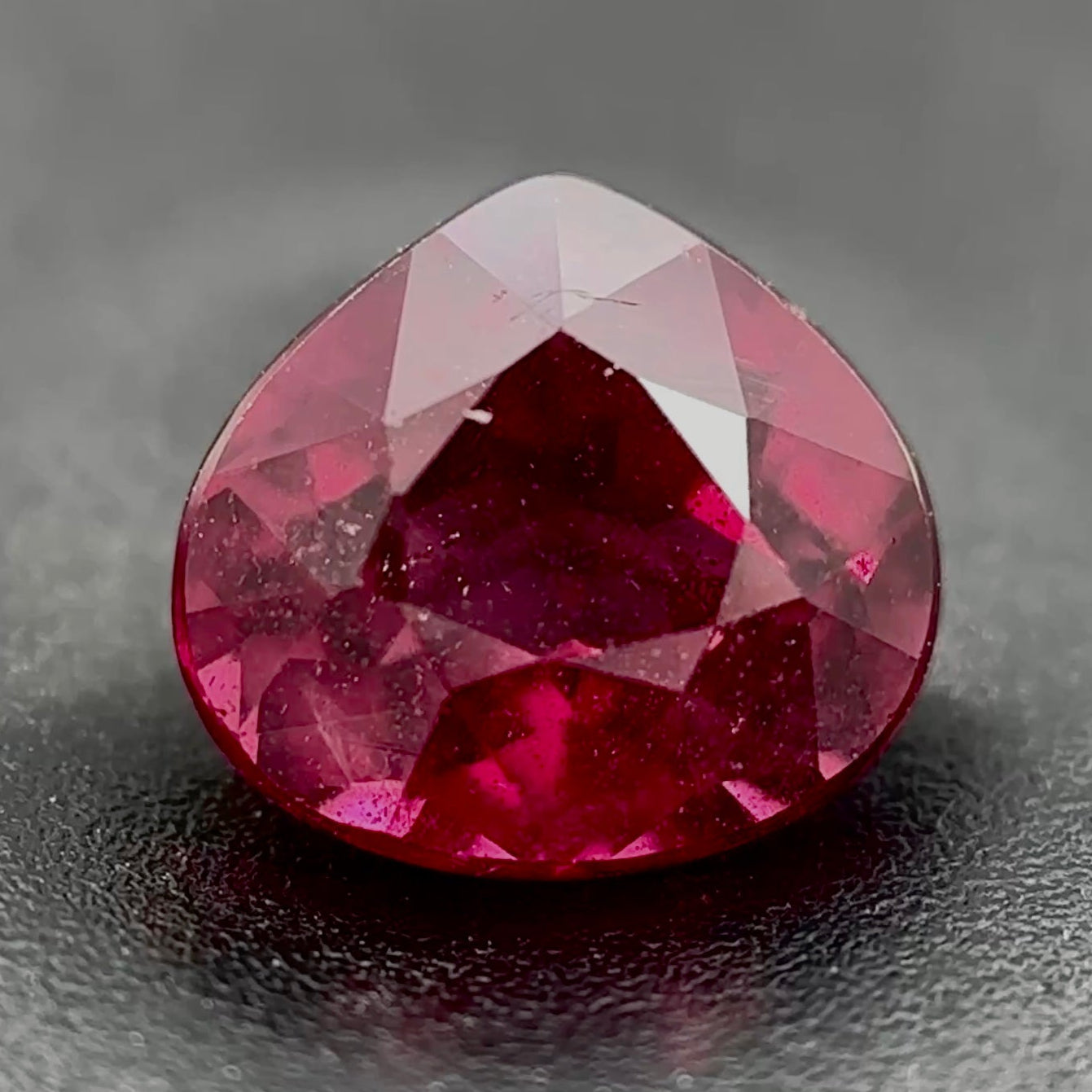 Rodolite Naturale Goccia 1.20ct – Granato Porpora per Alta Gioielleria