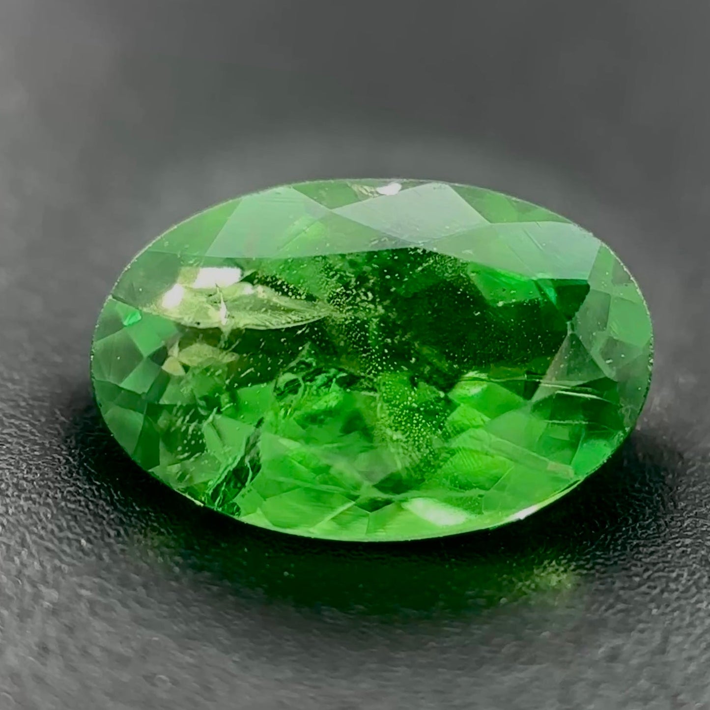 Tsavorite Naturale Ovale 1.45ct – Gemma Rara Verde per Gioielleria