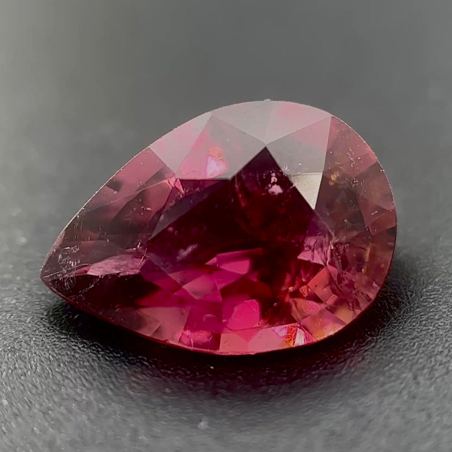 Tormalina Rossa Goccia 1.60ct – Pietra Preziosa per Gioielleria
