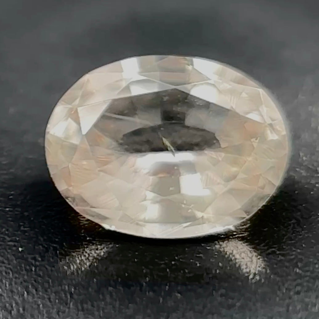 Spinello Bianco Naturale Ovale 0.50ct – Gemma Rara per Alta Gioielleria