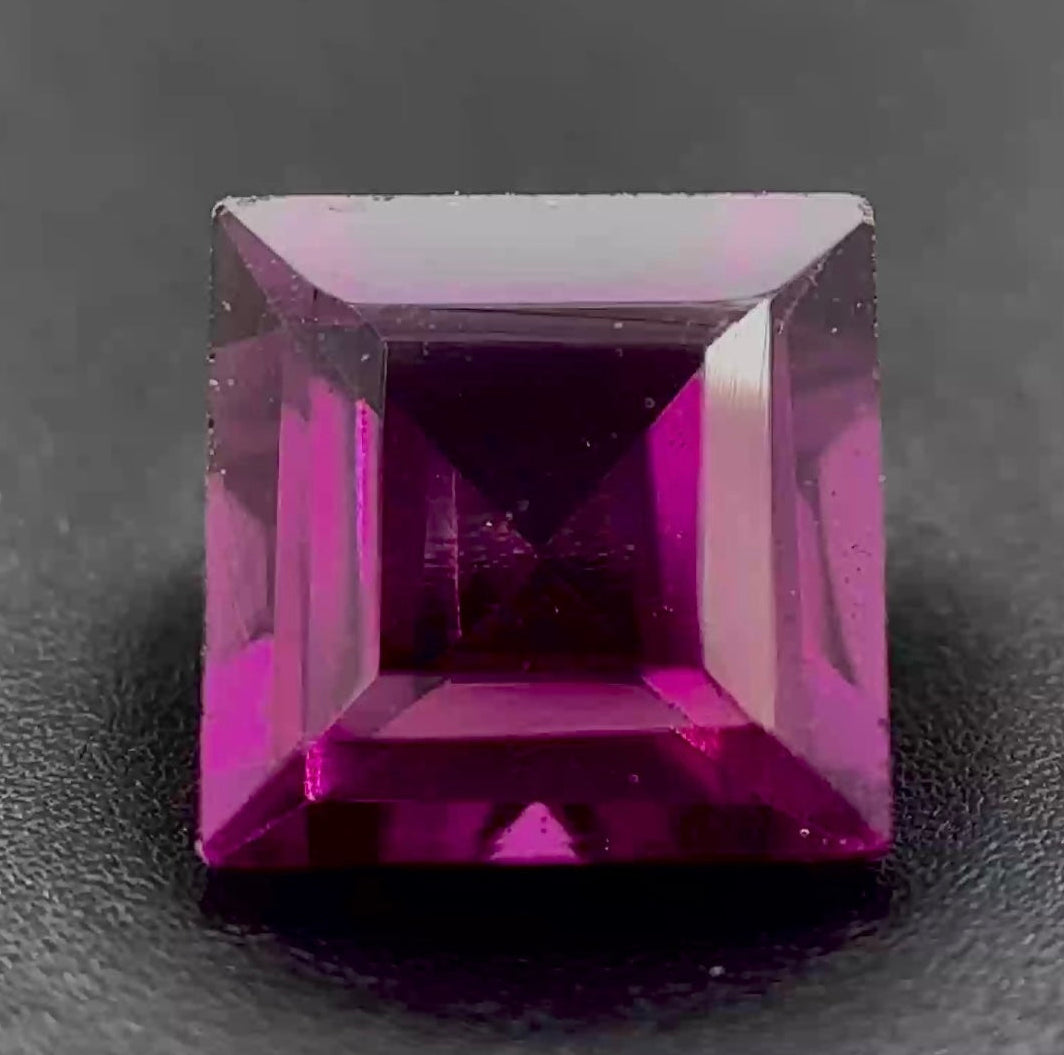 Rodolite Naturale Carrè 2.10ct – Granato Porpora per Alta Gioielleria