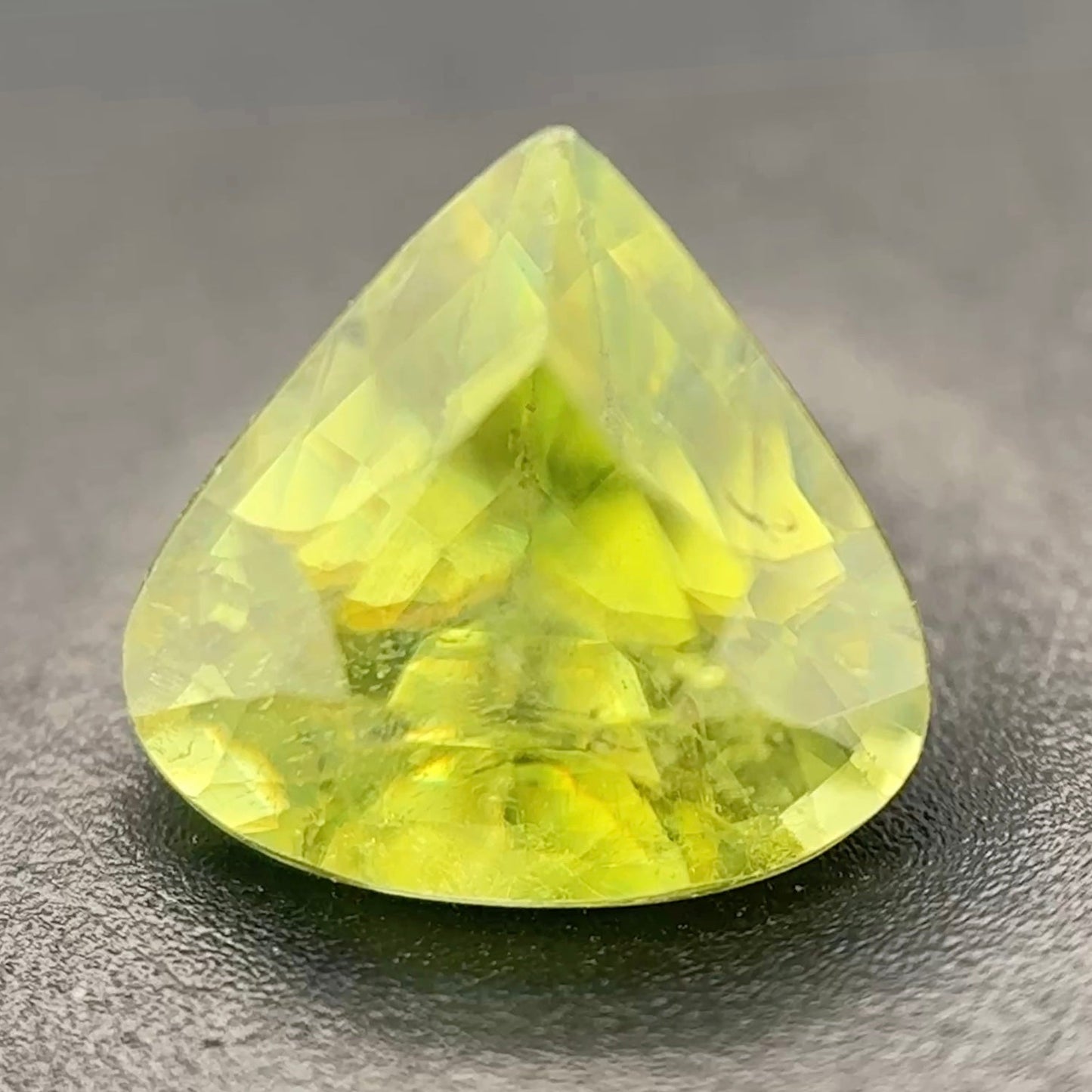 Sphene Naturale Goccia 1.90ct – Gemma Rara Dispersione Fuoco per Gioielleria