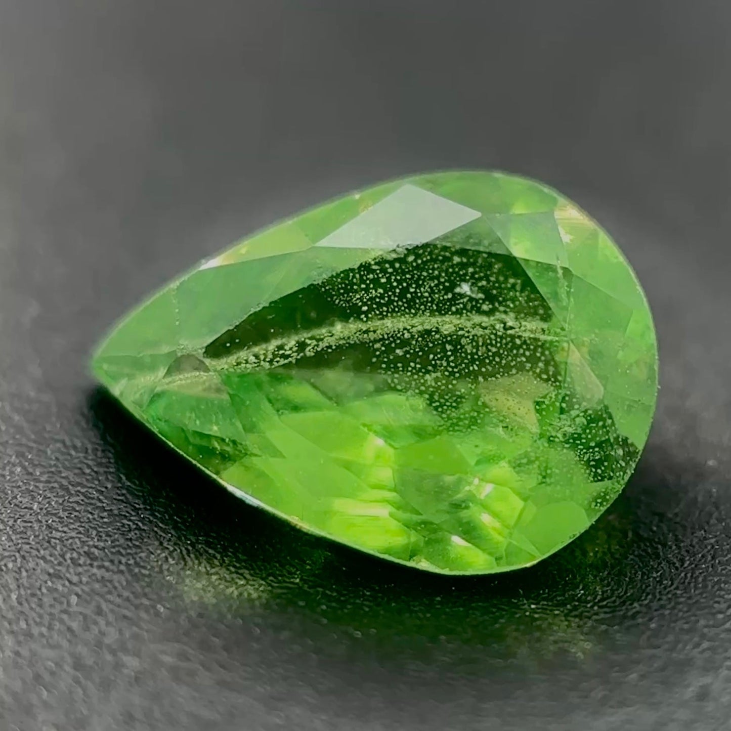 Tsavorite Naturale Goccia 1.40ct – Gemma Rara Verde per Gioielleria