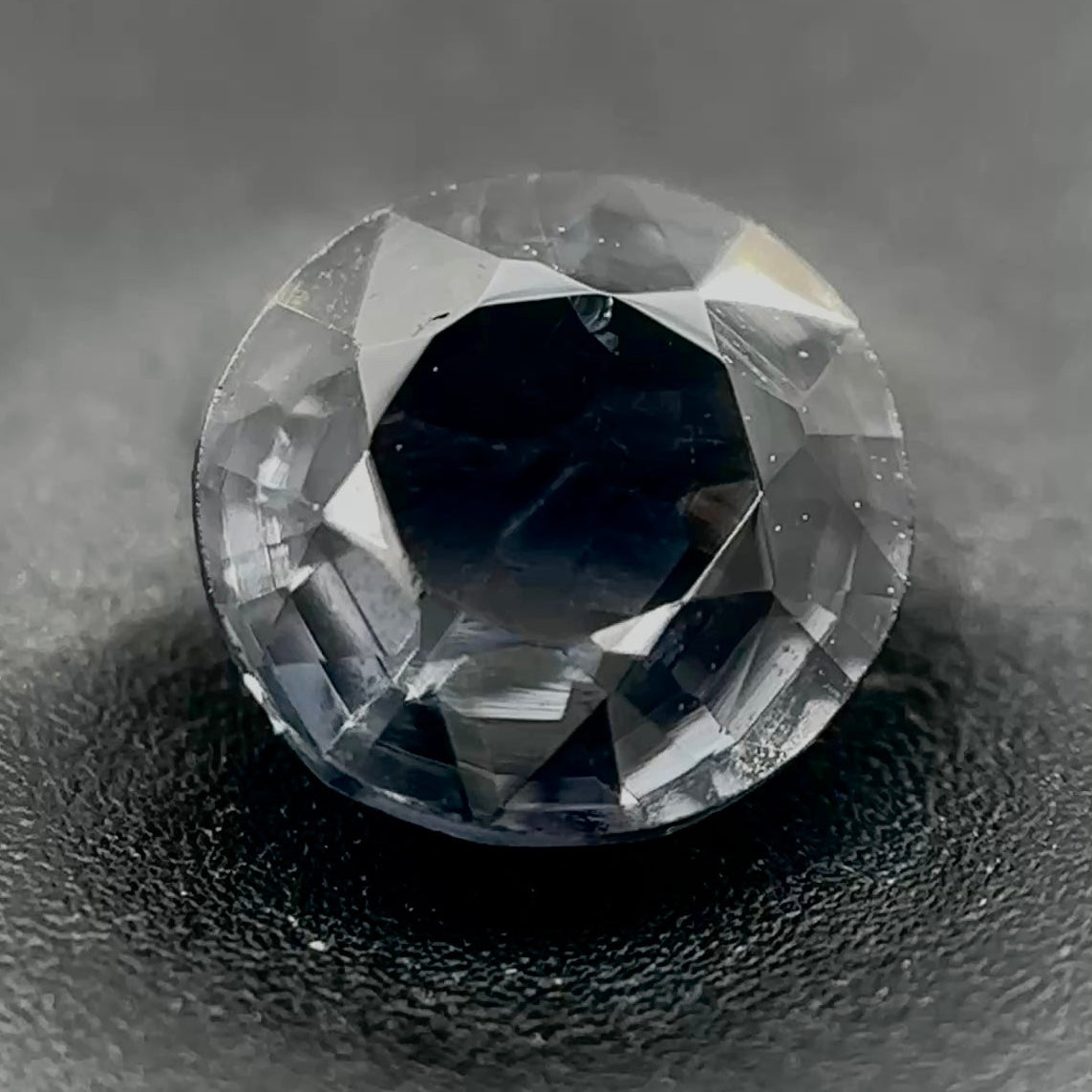 Spinello Grigio Naturale Tondo 0.85ct – Gemma Rara per Alta Gioielleria