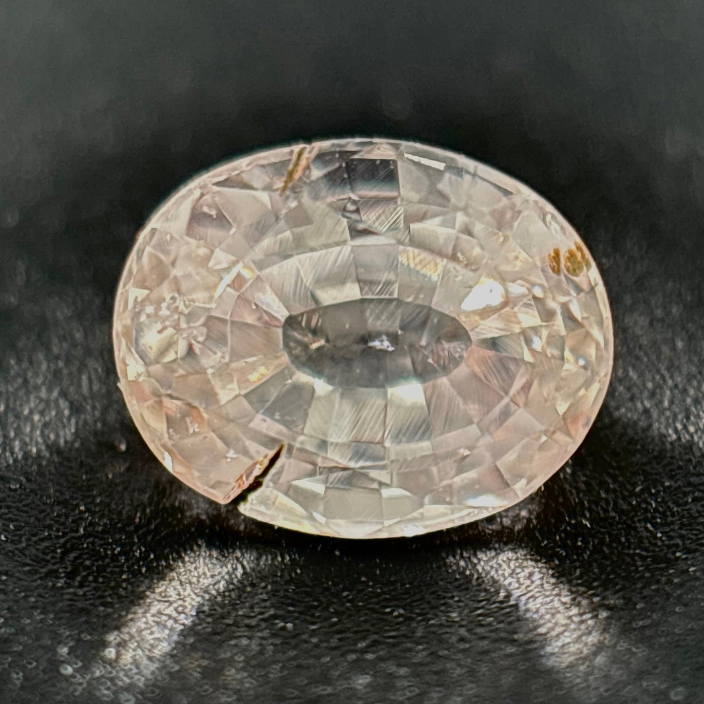 Spinello Bianco Naturale Ovale 0.75ct – Gemma Rara per Alta Gioielleria