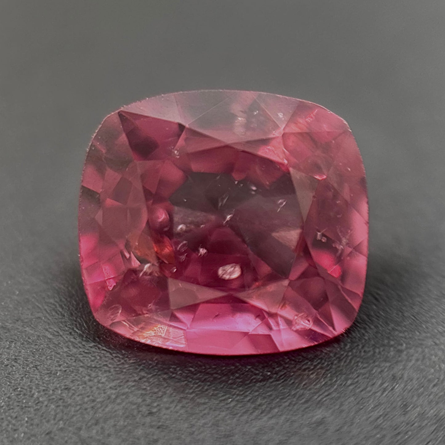 Spinello Rosso Naturale Cushion 1.60ct – Gemma Rara per Alta Gioielleria