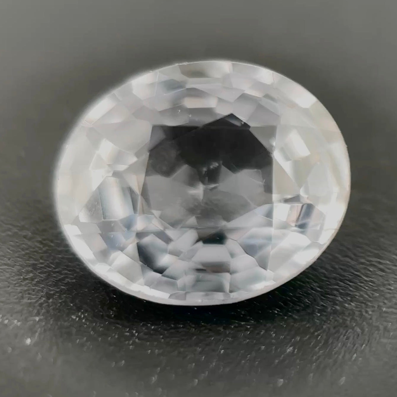 Spinello Grigio Naturale Ovale 0.65ct – Gemma Rara per Alta Gioielleria