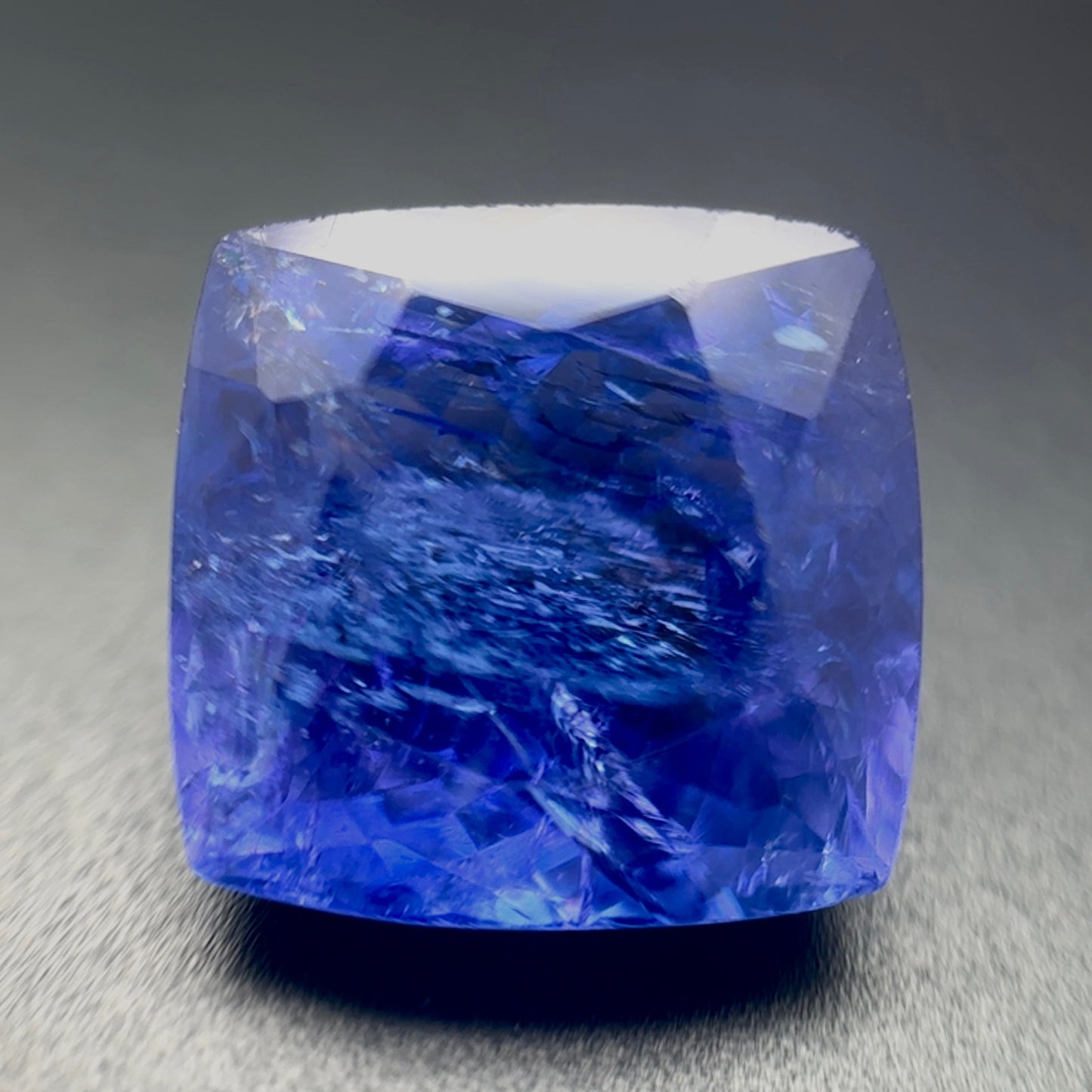 Tanzanite Naturale Cushion 15.95ct – Gemma Rarissima per Alta Gioielleria