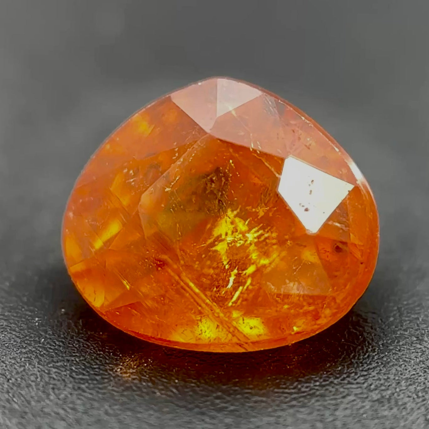 Spessartite Naturale Goccia 1.80ct – Granato Arancio Fuoco per Alta Gioielleria