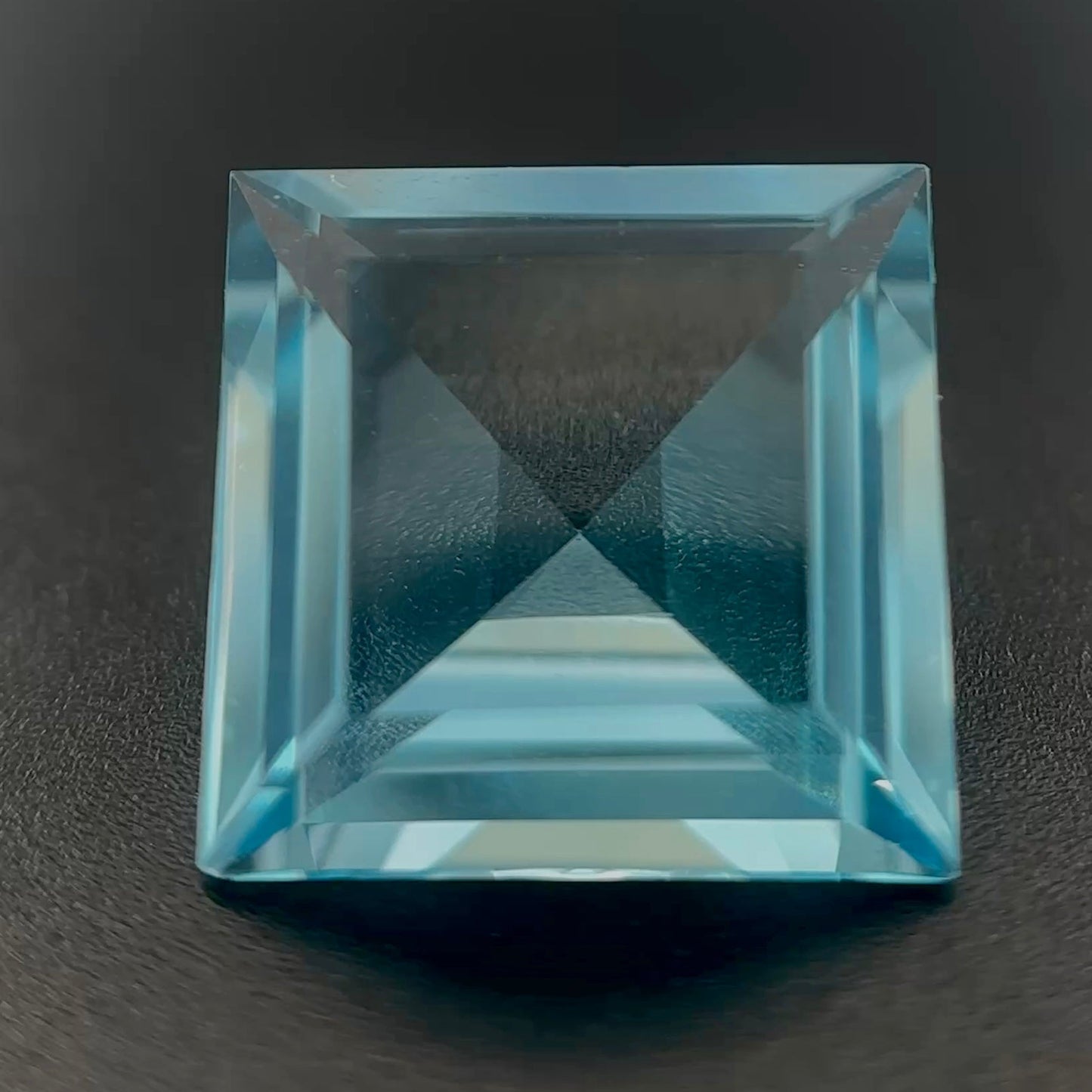 Topazio Sky Naturale Carrè 7.55ct – Pietra Preziosa Azzurra per Gioielleria