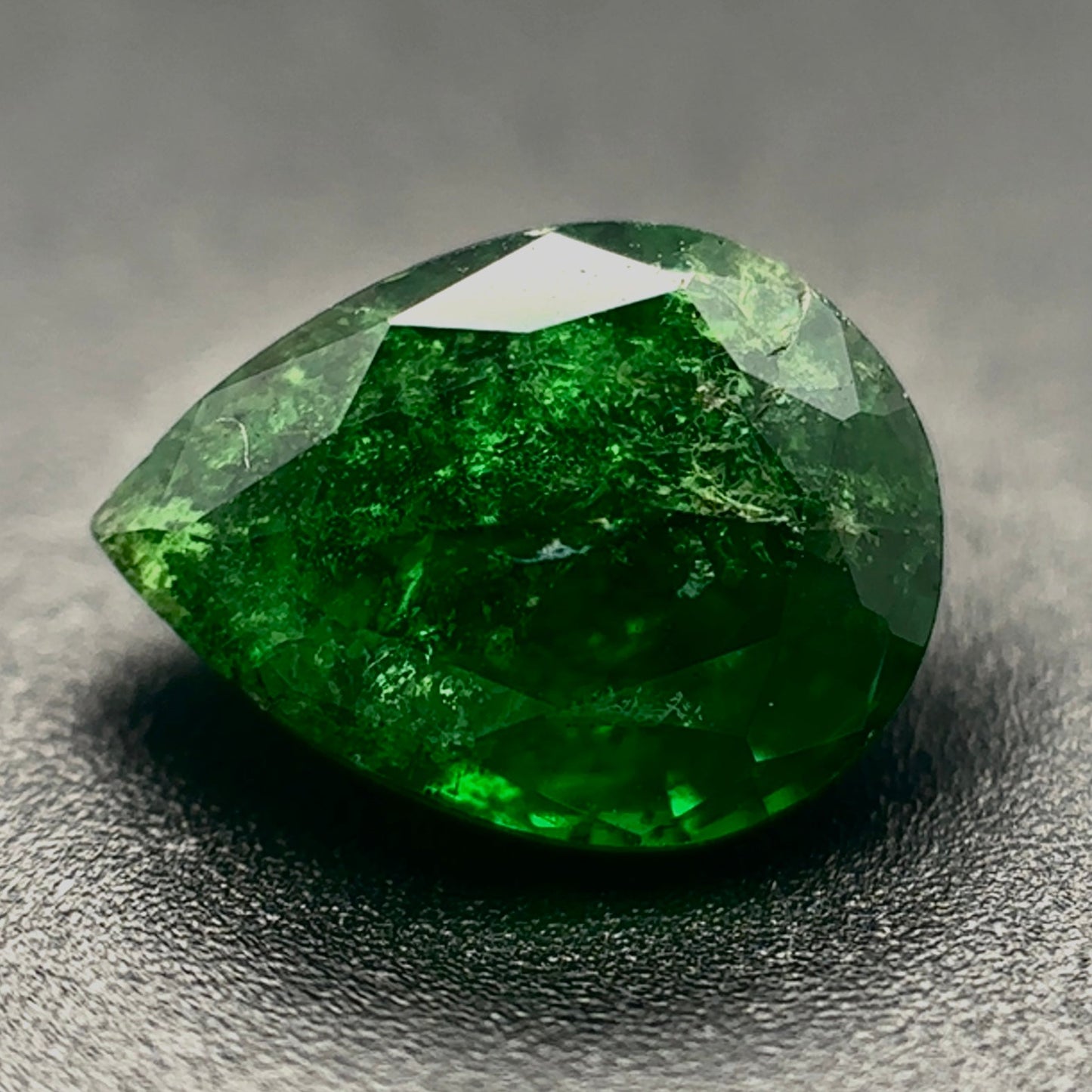 Tsavorite Naturale Goccia 1.30ct – Gemma Rara Verde per Gioielleria