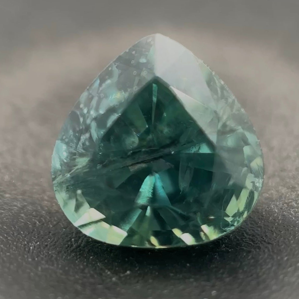 Zaffiro Verde Naturale Goccia 0.65ct – Pietra Preziosa per Alta Gioielleria