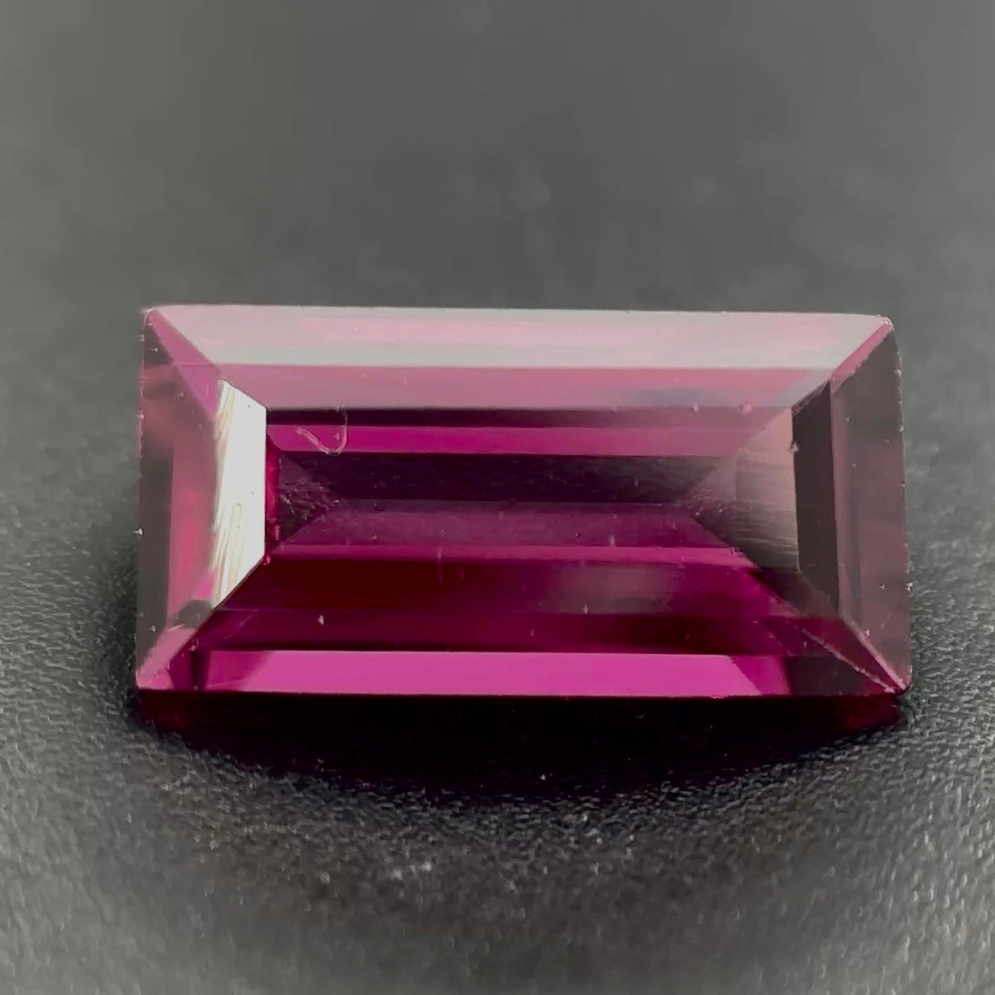Rodolite Naturale Baguette 1.65ct – Granato Porpora per Alta Gioielleria