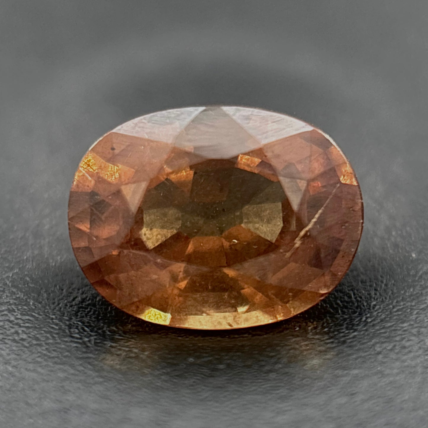 Granato ColorChange Naturale Ovale 0.90ct – Gemma Rara Cambia Colore