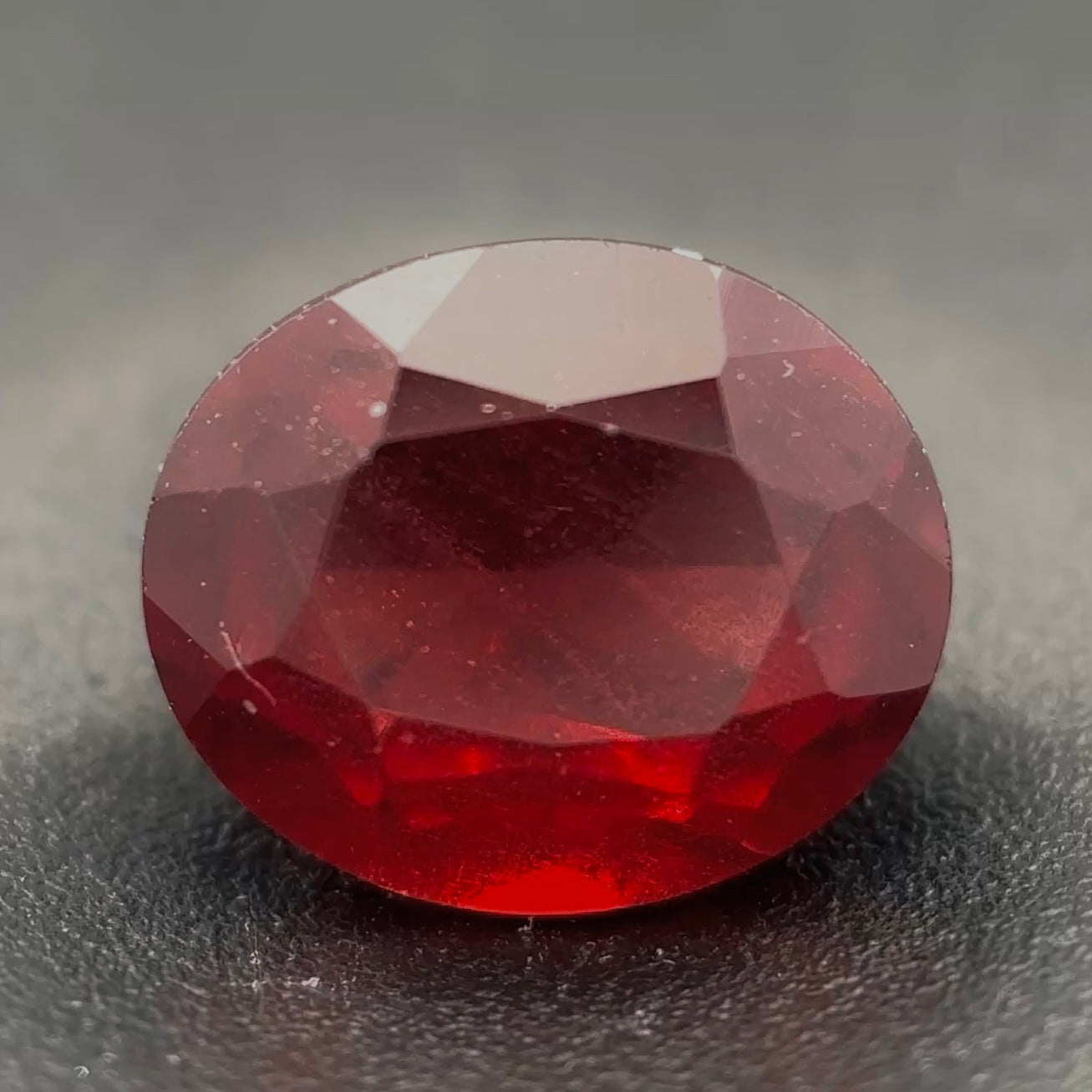 Spinello Rosso Naturale Ovale 0.80ct – Gemma Rara per Alta Gioielleria