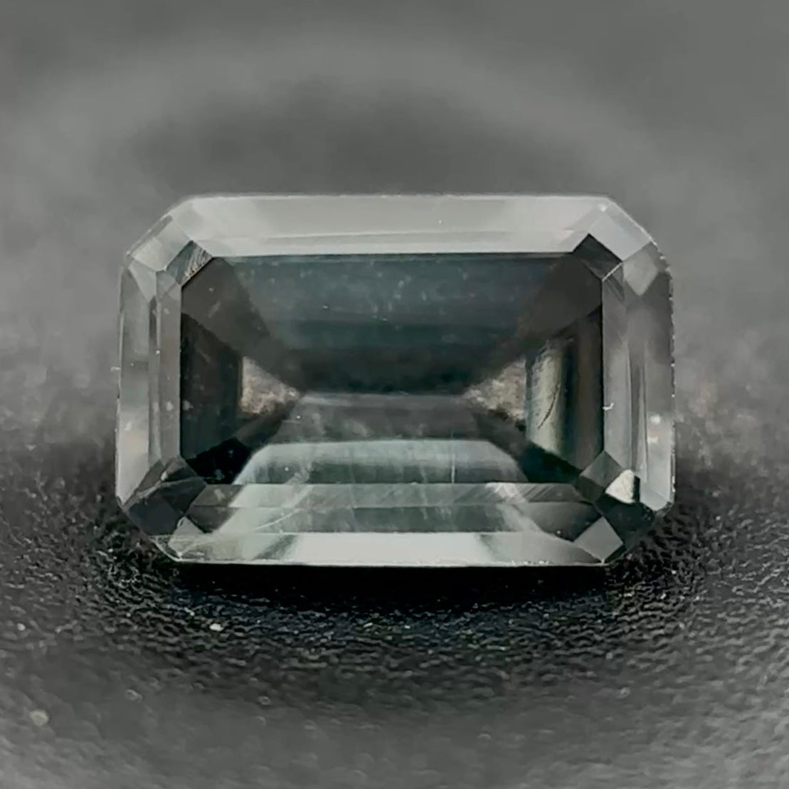 Spinello Grigio Naturale Ottagono 0.50ct – Gemma Rara per Alta Gioielleria