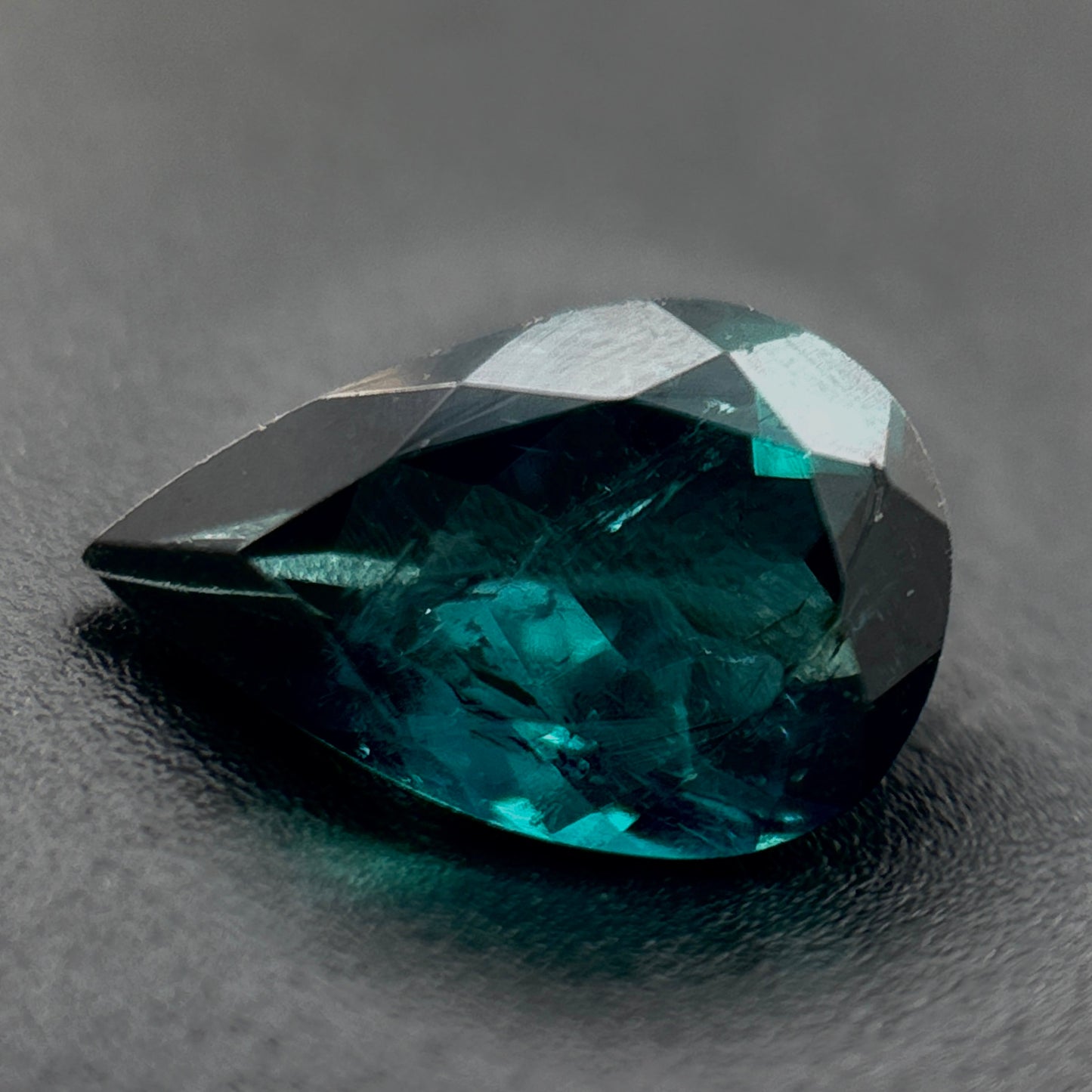 Tormalina Indicolite Goccia 0.95ct – Pietra Preziosa Rara per Gioielleria