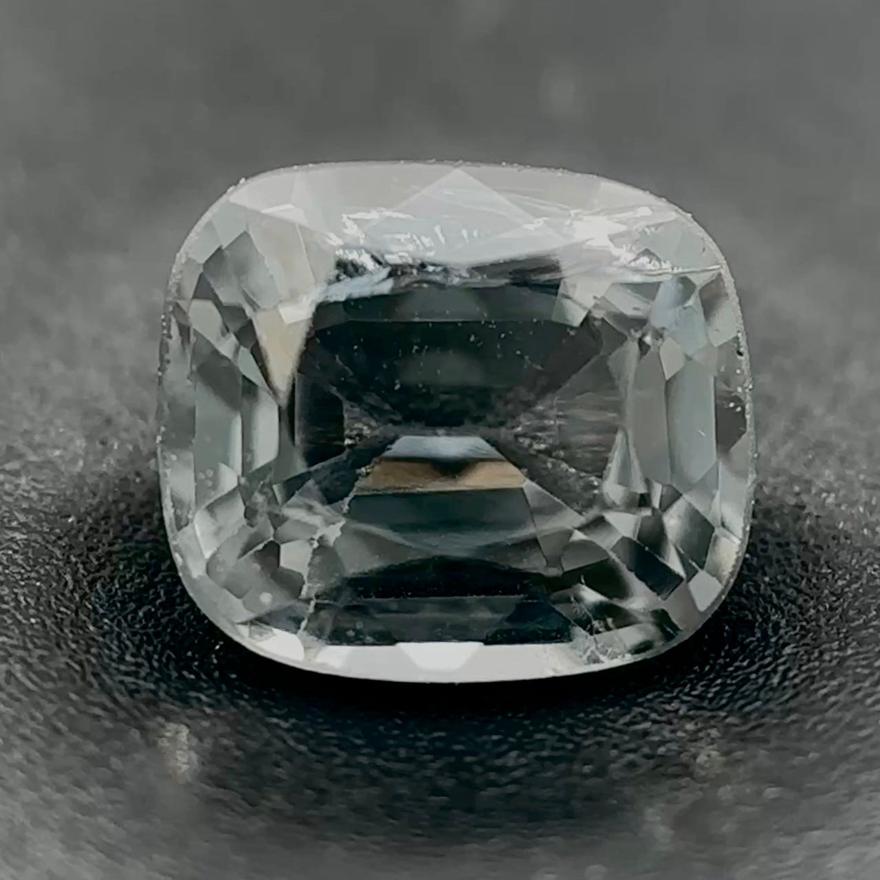 Spinello Grigio Naturale Cushion 0.95ct – Gemma Rara per Alta Gioielleria