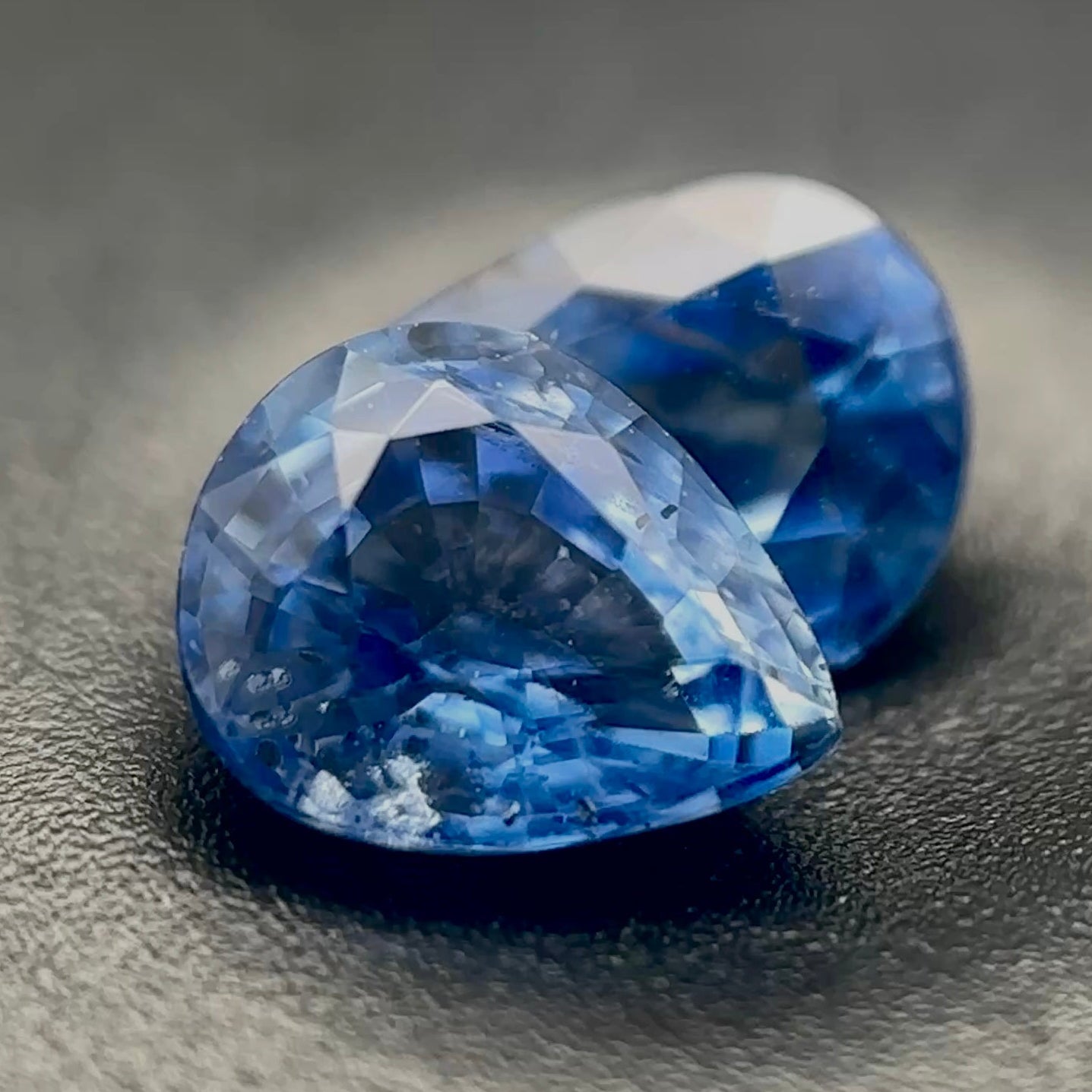 Zaffiro Blu Naturale Gocce 1.25ct – Pietra Preziosa per Alta Gioielleria
