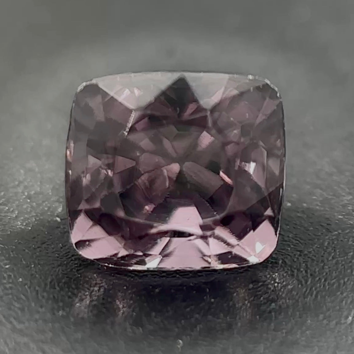 Spinello Viola Naturale Cushion 0.85ct – Gemma Rara per Alta Gioielleria