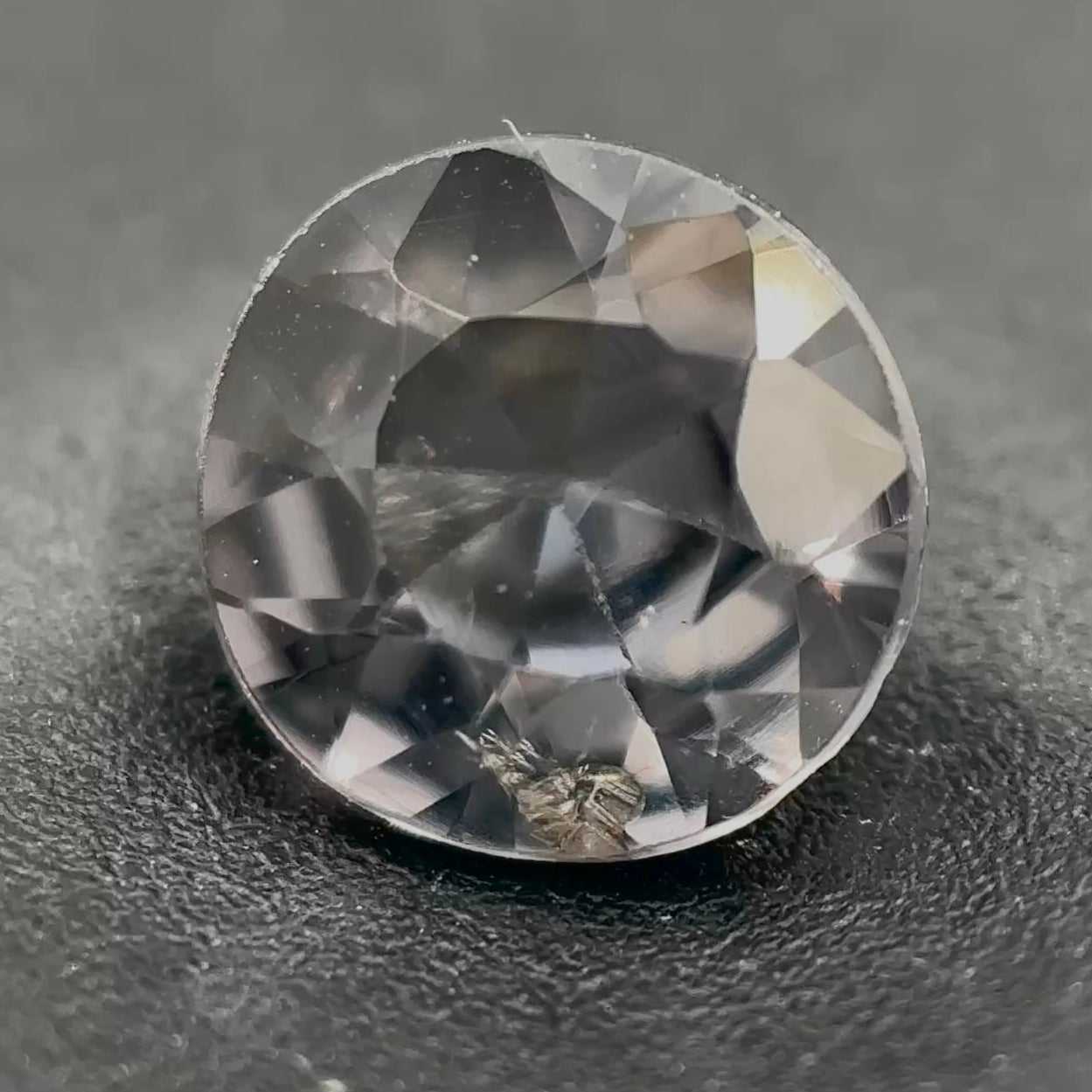 Spinello Grigio Naturale Tondo 0.55ct – Gemma Rara per Alta Gioielleria