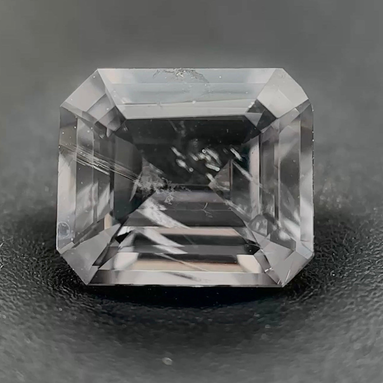 Spinello Grigio Naturale Ottagono 1.05ct – Gemma Rara per Alta Gioielleria