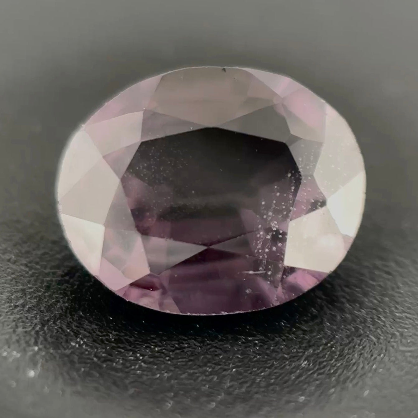 Spinello Viola Naturale Ovale 0.70ct – Gemma Rara per Alta Gioielleria