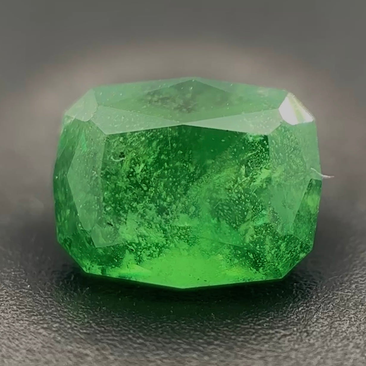 Tsavorite Naturale Cushion 1.00ct – Gemma Rara Verde per Gioielleria