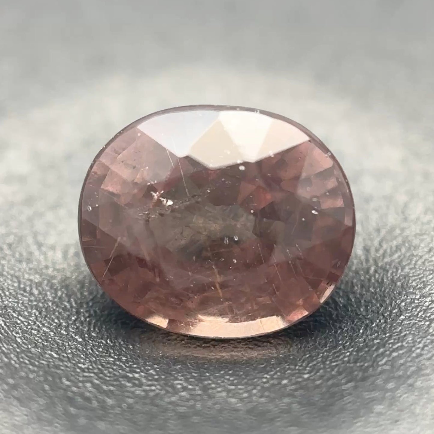 Granato ColorChange Naturale Ovale 0.80ct – Gemma Rara Cambia Colore
