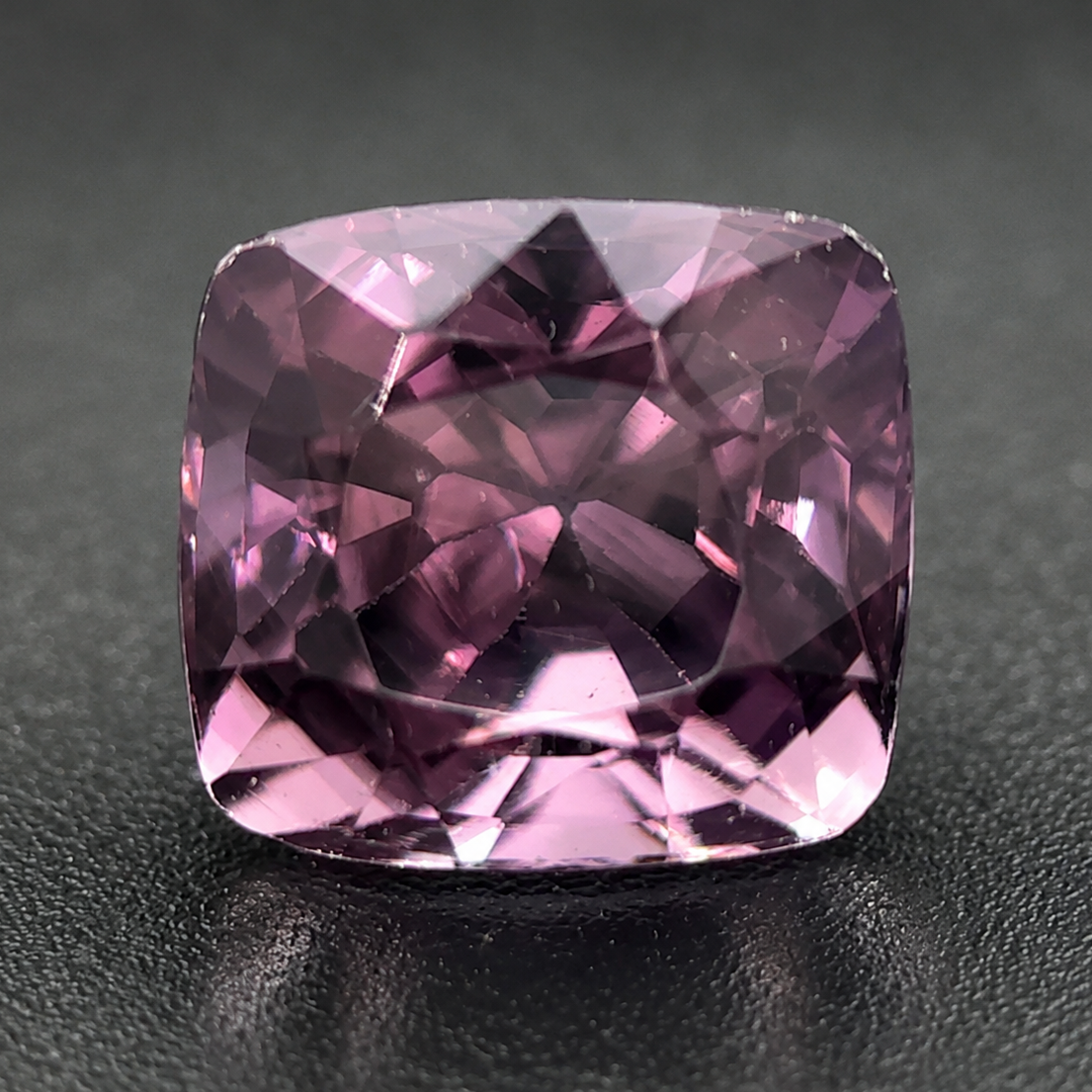 Spinello Viola Naturale Cushion 0.85ct – Gemma Rara per Alta Gioielleria